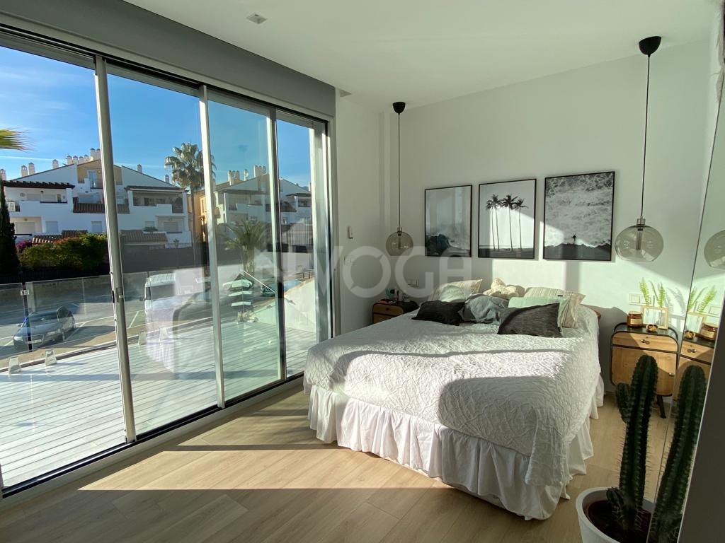 Magnífica vivienda familiar en primera línea de playa en Bahía de Marbella