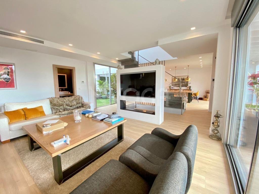 Magnífica vivienda familiar en primera línea de playa en Bahía de Marbella