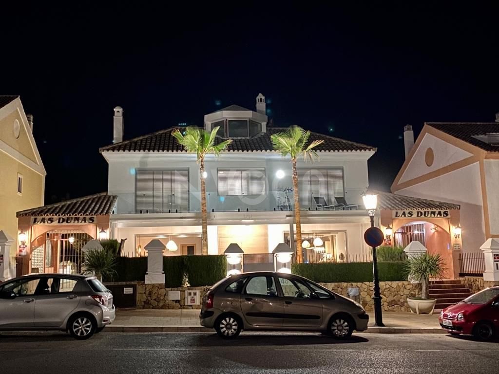 Magnífica vivienda familiar en primera línea de playa en Bahía de Marbella