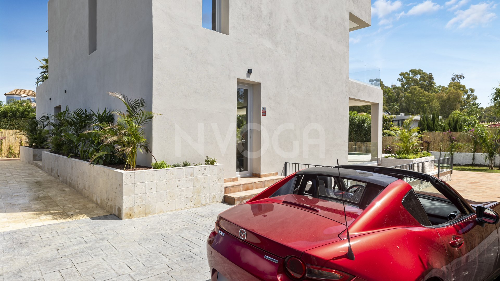 Villa exclusiva de nueva construcción en San Pedro de Alcántara, con diseño contemporáneo y acabados de alta calidad