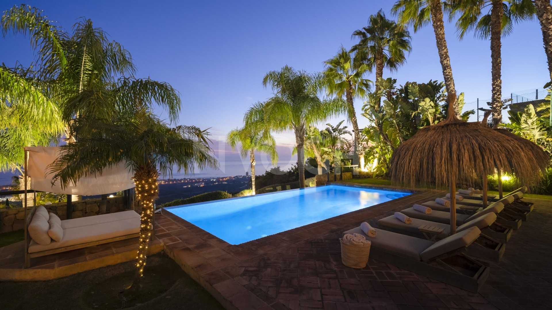 Impresionante villa con vistas al mar en Los Altos de Los Monteros, Marbella Este