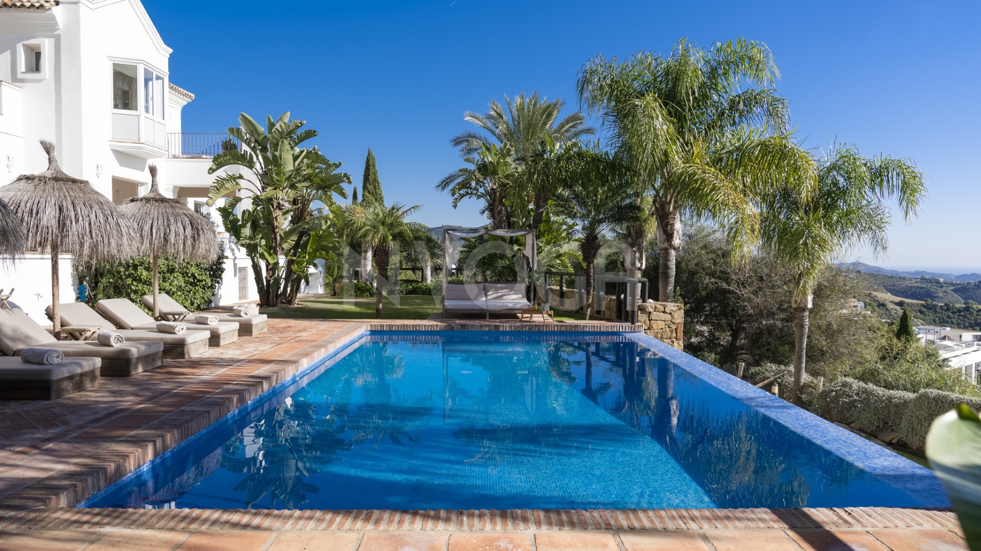 Impresionante villa con vistas al mar en Los Altos de Los Monteros, Marbella Este