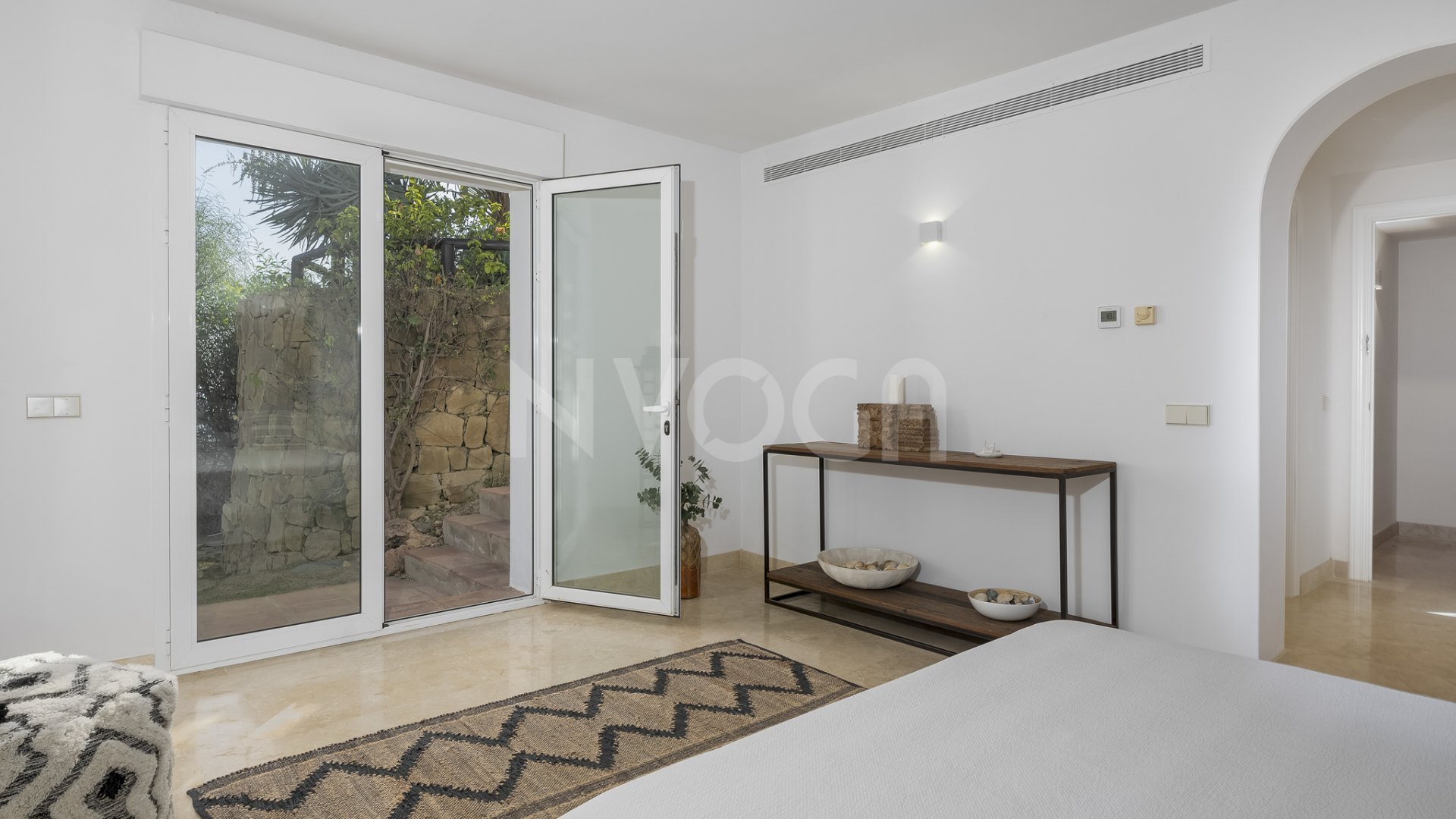 Impresionante villa con vistas al mar en Los Altos de Los Monteros, Marbella Este