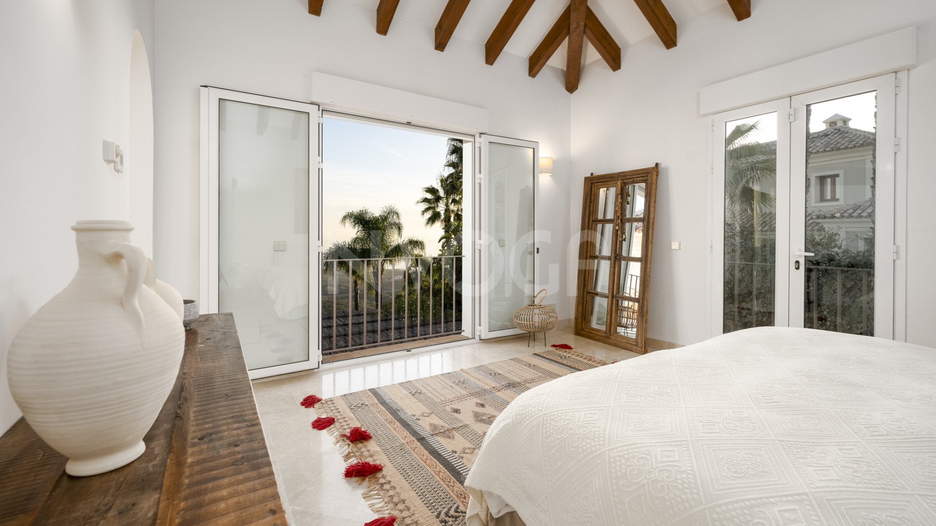 Impresionante villa con vistas al mar en Los Altos de Los Monteros, Marbella Este