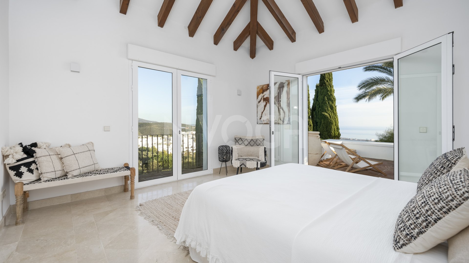Impresionante villa con vistas al mar en Los Altos de Los Monteros, Marbella Este