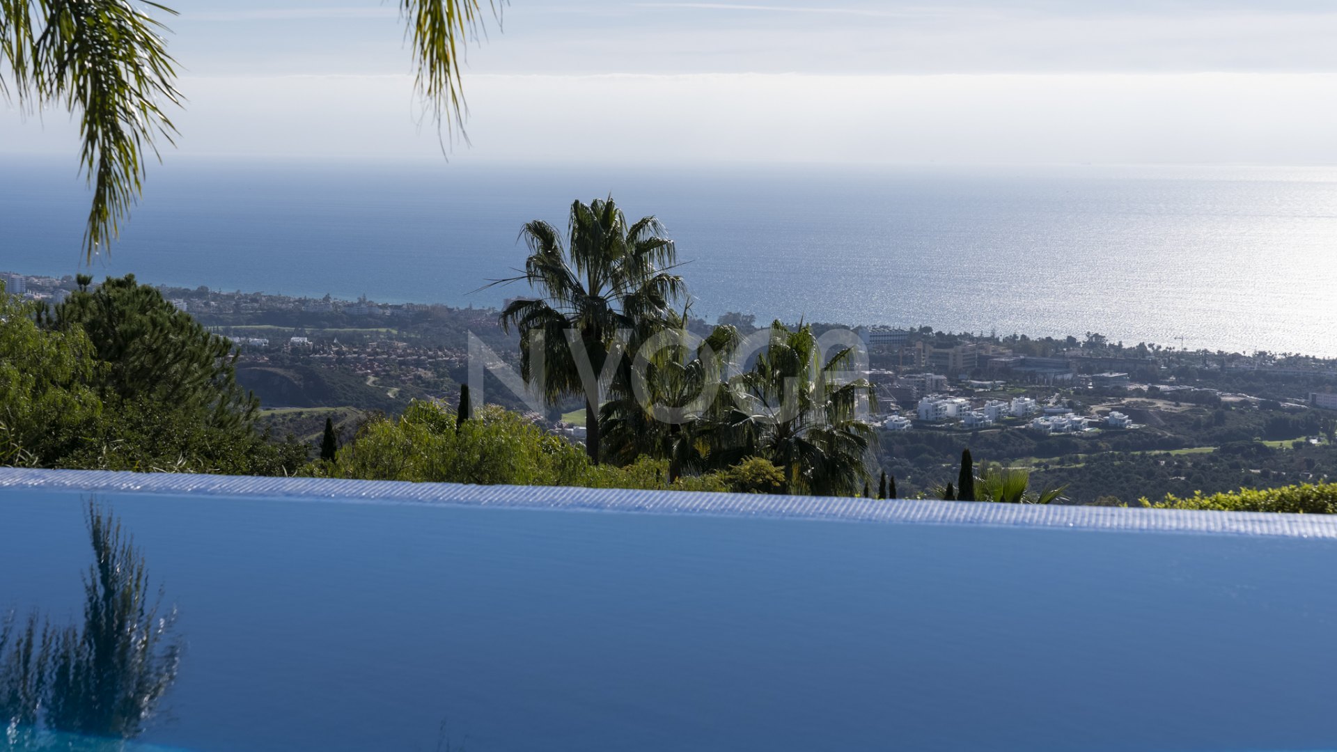 Impresionante villa con vistas al mar en Los Altos de Los Monteros, Marbella Este