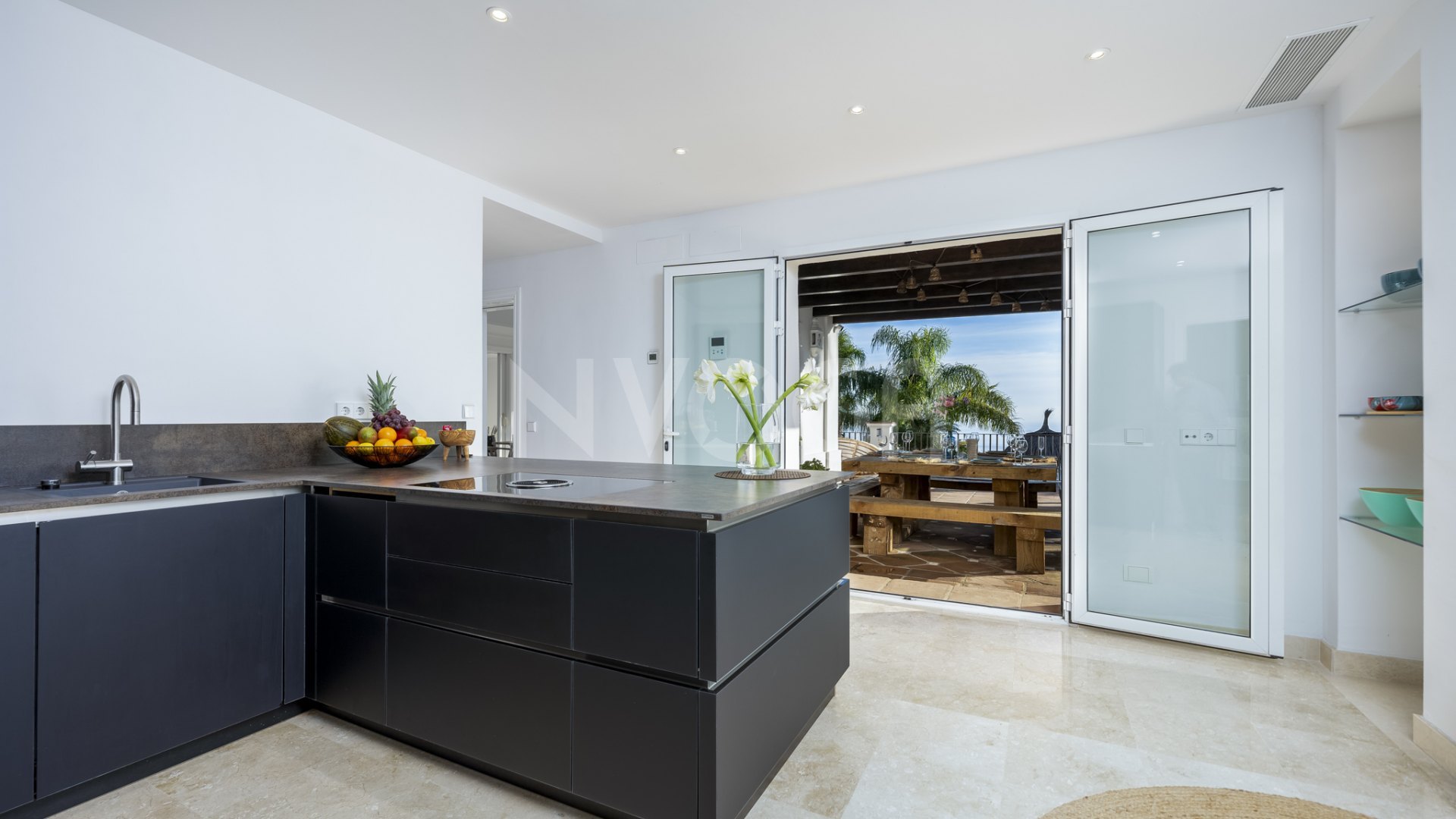 Impresionante villa con vistas al mar en Los Altos de Los Monteros, Marbella Este