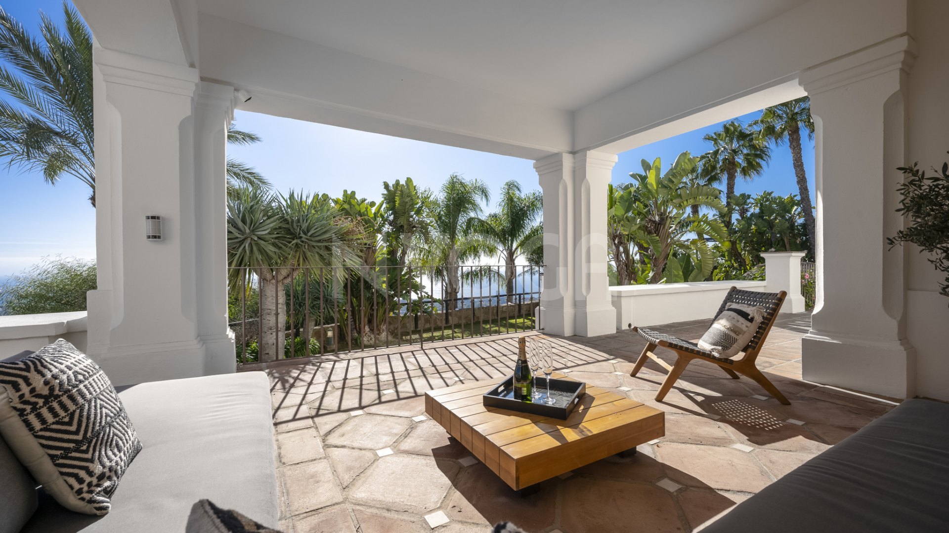 Impresionante villa con vistas al mar en Los Altos de Los Monteros, Marbella Este