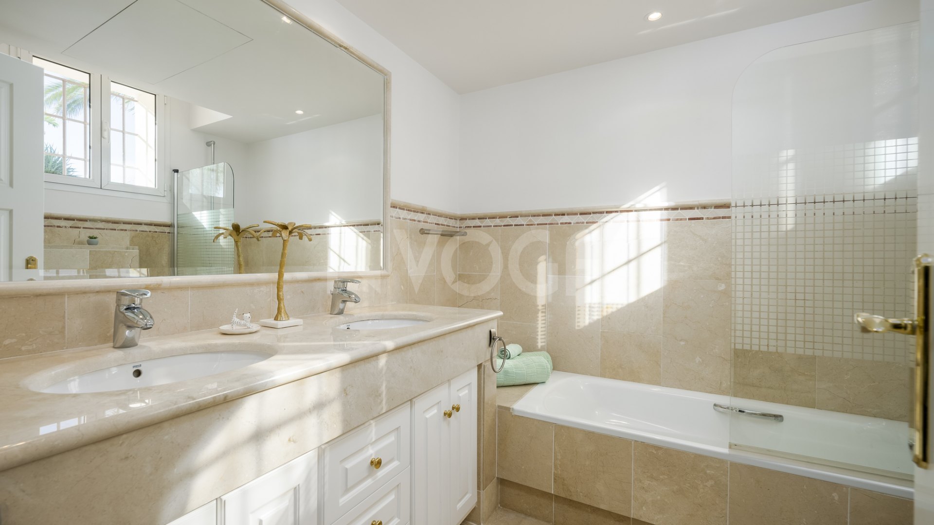 Impresionante villa con vistas al mar en Los Altos de Los Monteros, Marbella Este