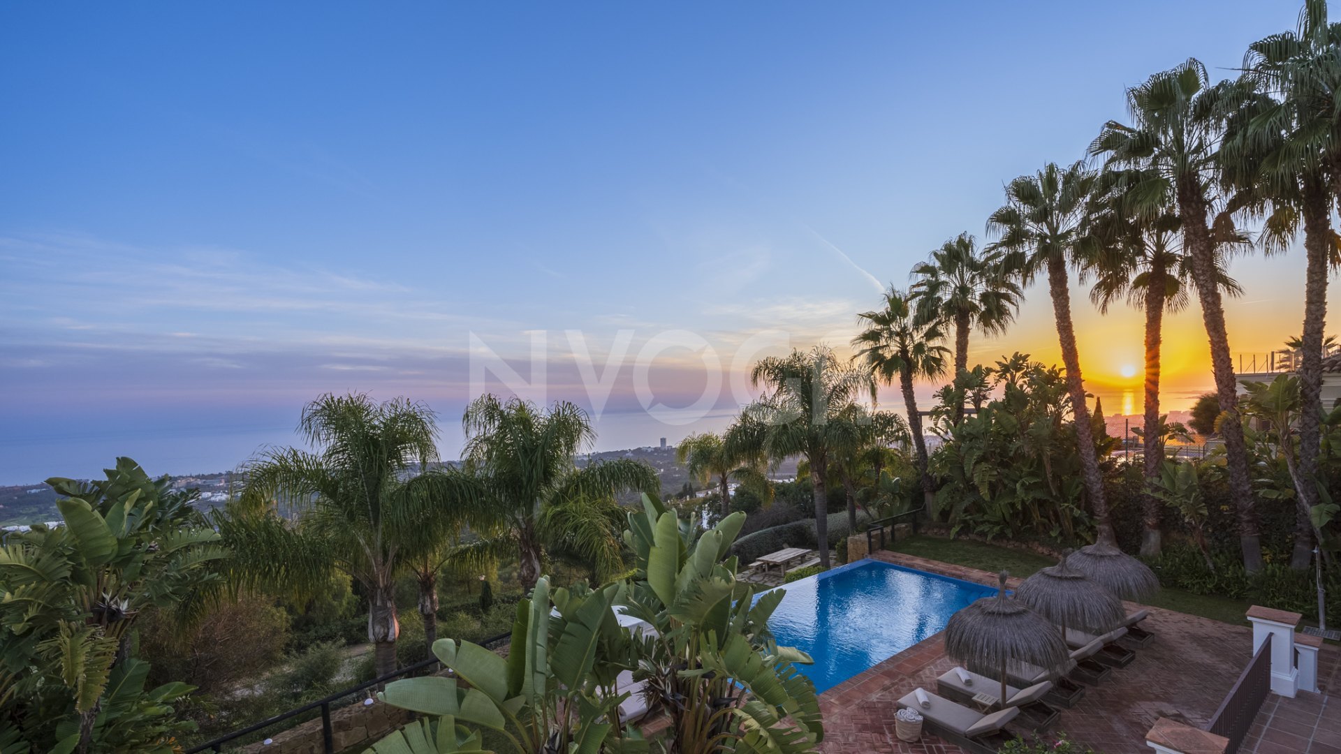 Impresionante villa con vistas al mar en Los Altos de Los Monteros, Marbella Este