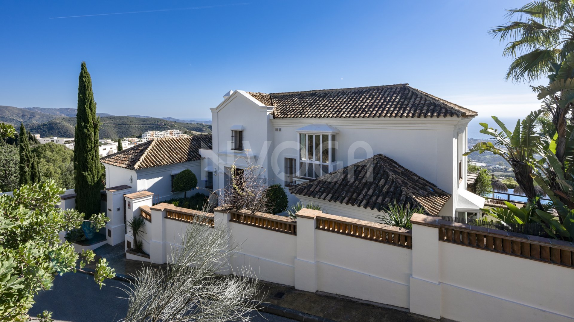 Impresionante villa con vistas al mar en Los Altos de Los Monteros, Marbella Este