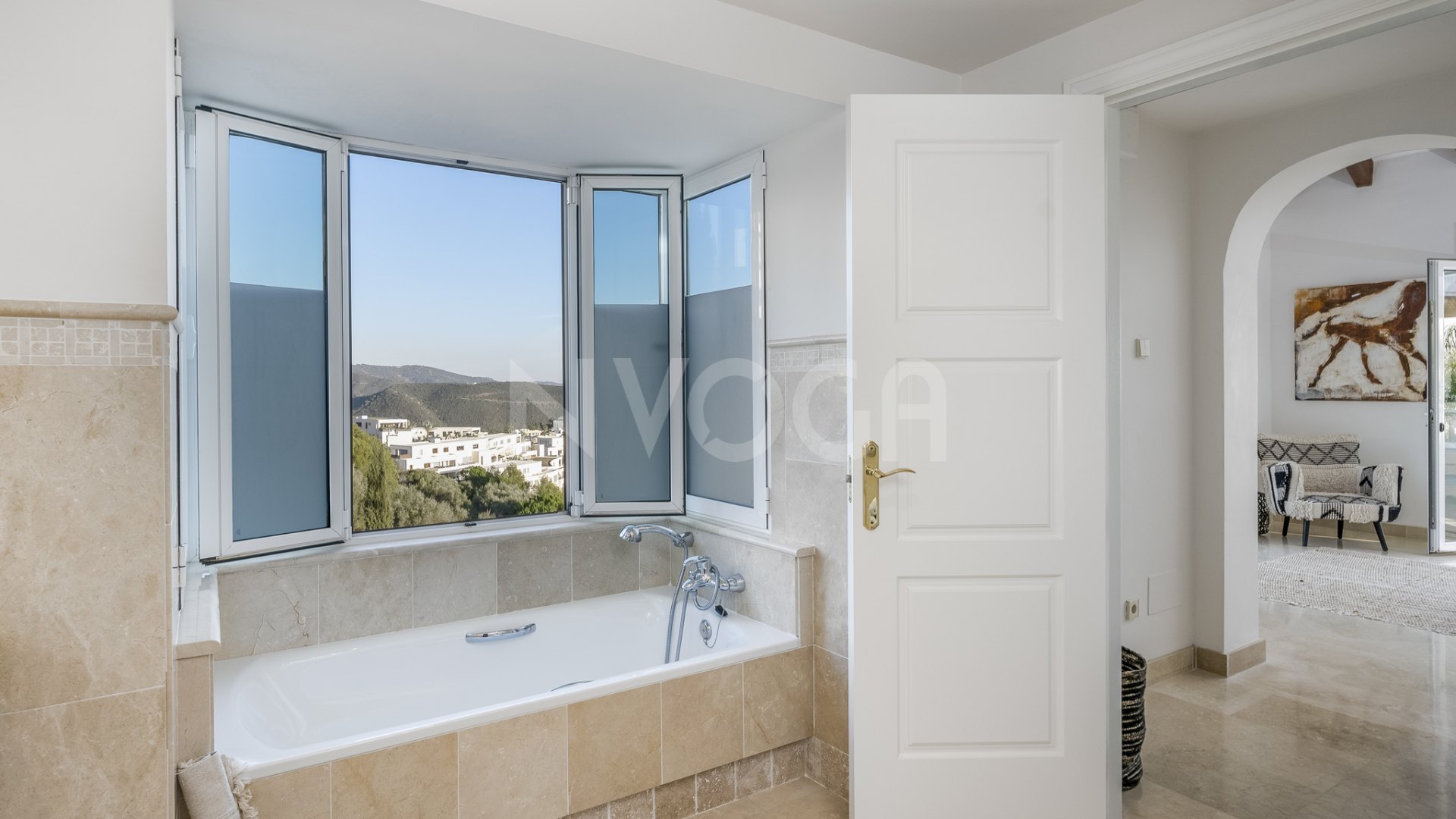 Impresionante villa con vistas al mar en Los Altos de Los Monteros, Marbella Este