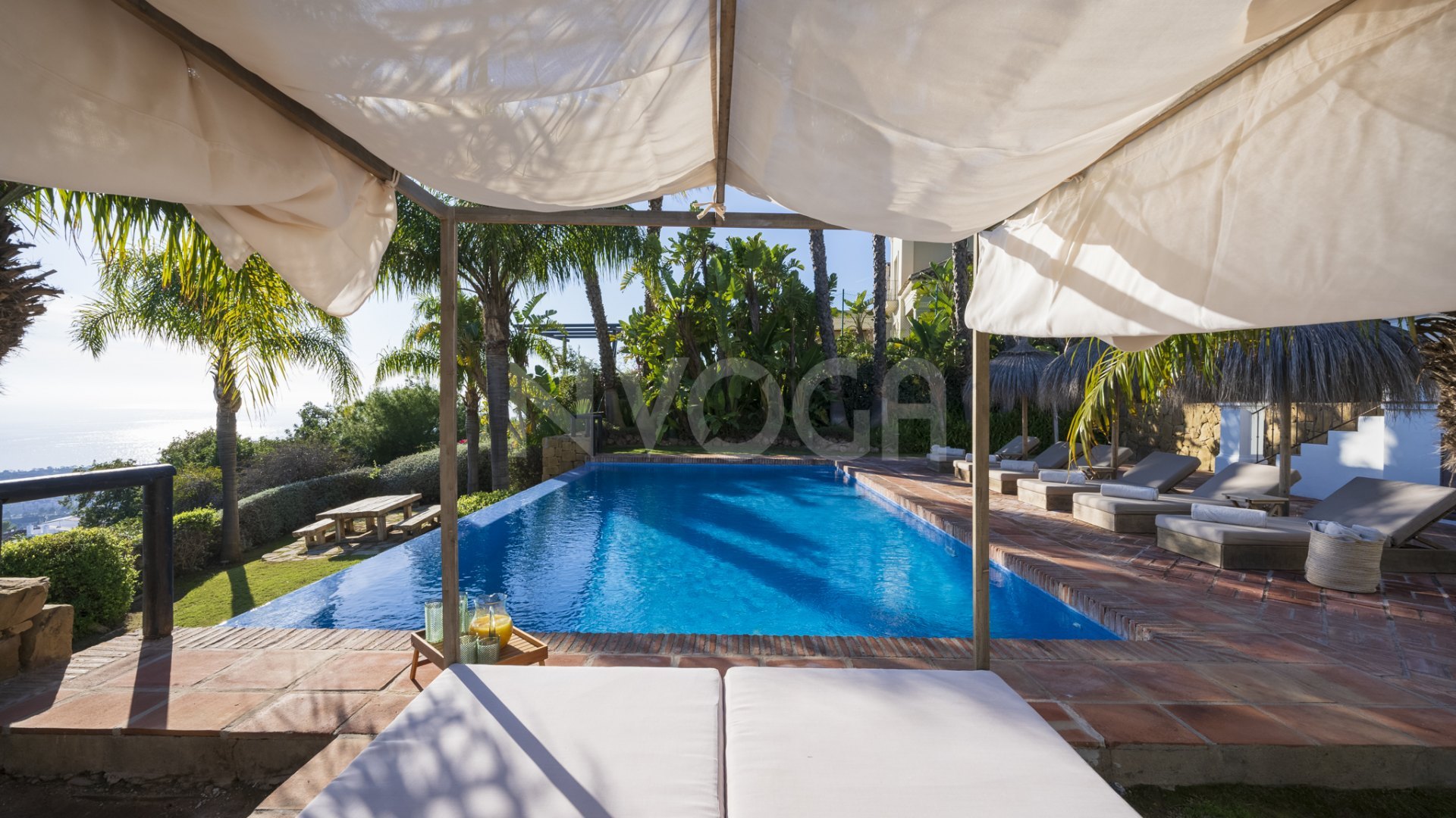Impresionante villa con vistas al mar en Los Altos de Los Monteros, Marbella Este