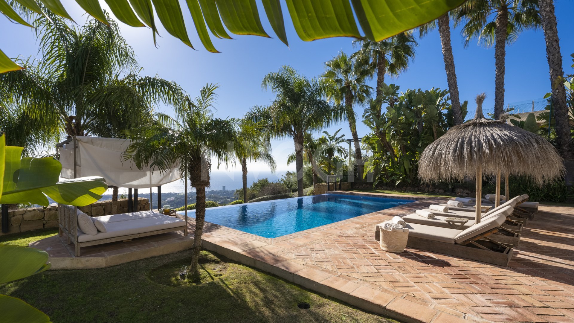 Impresionante villa con vistas al mar en Los Altos de Los Monteros, Marbella Este