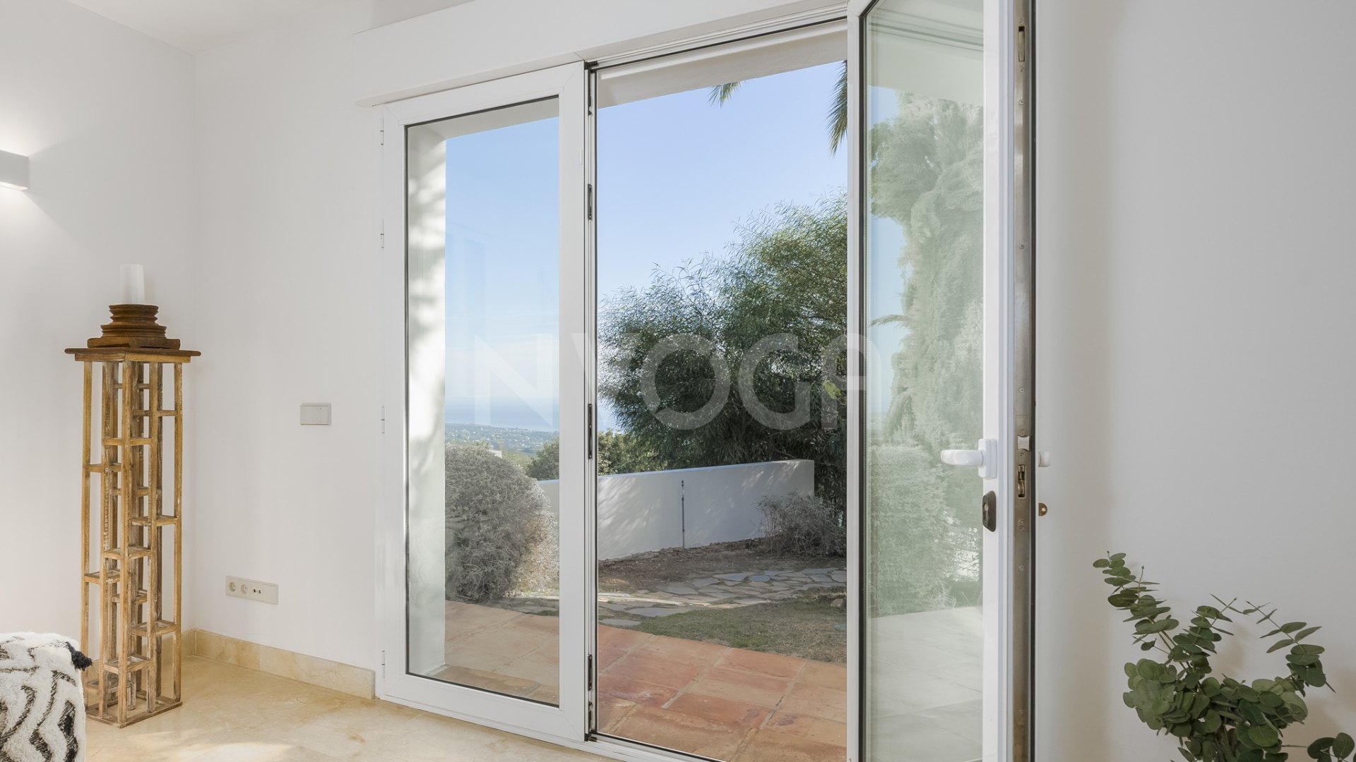 Impresionante villa con vistas al mar en Los Altos de Los Monteros, Marbella Este