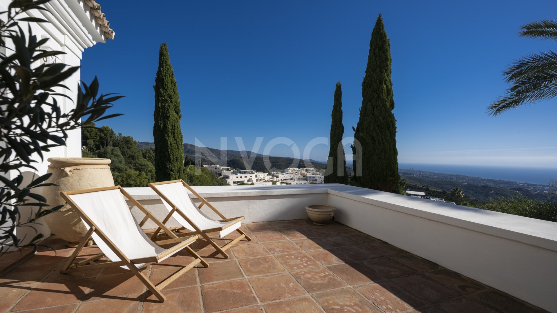 Impresionante villa con vistas al mar en Los Altos de Los Monteros, Marbella Este