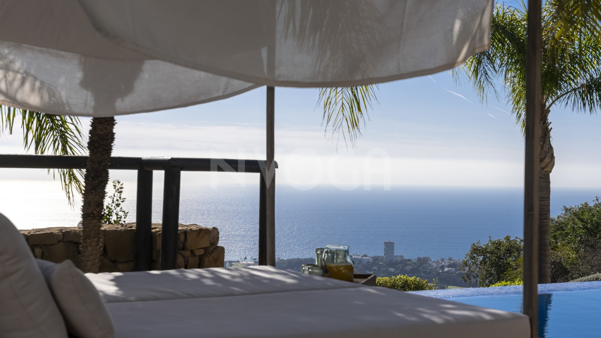 Impresionante villa con vistas al mar en Los Altos de Los Monteros, Marbella Este