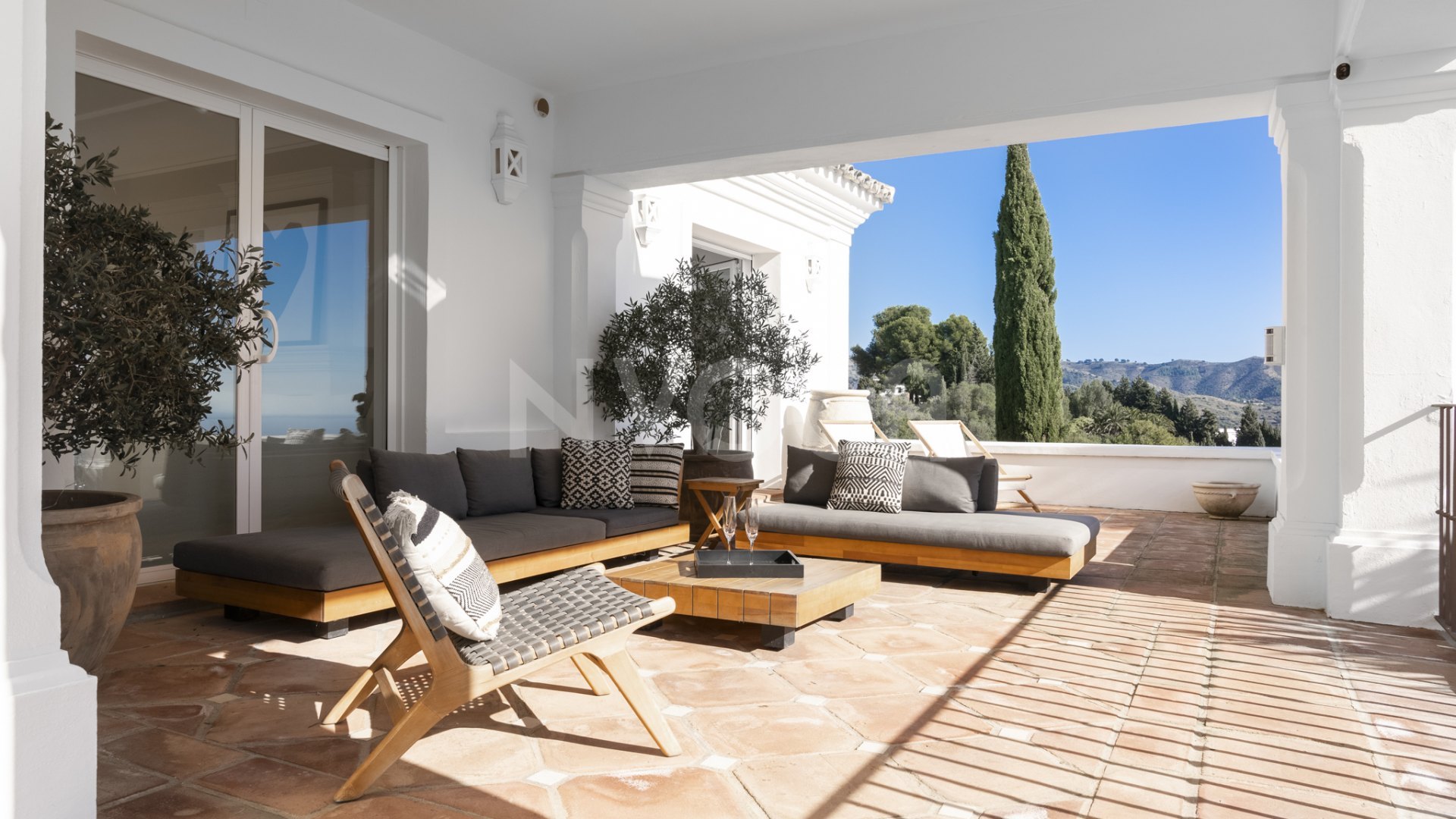 Impresionante villa con vistas al mar en Los Altos de Los Monteros, Marbella Este