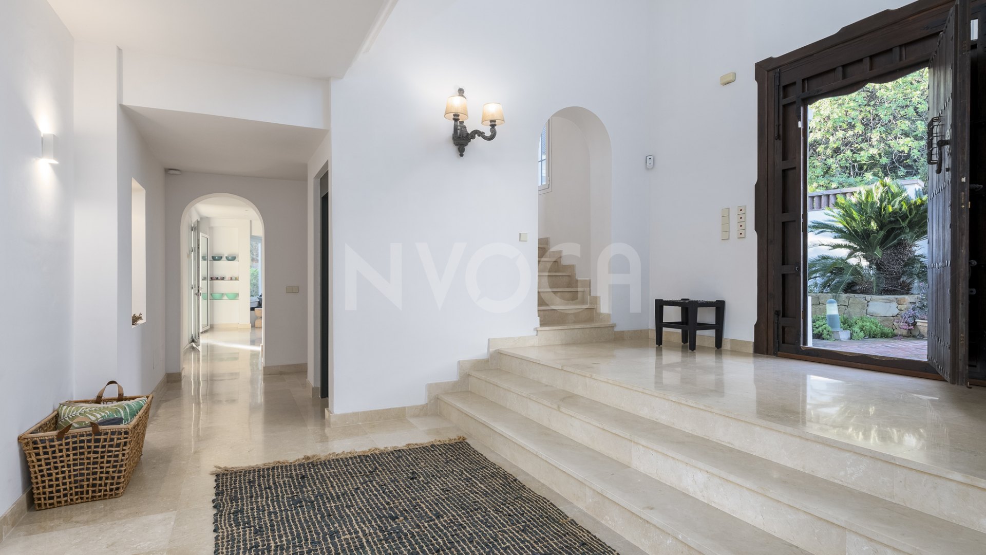Impresionante villa con vistas al mar en Los Altos de Los Monteros, Marbella Este