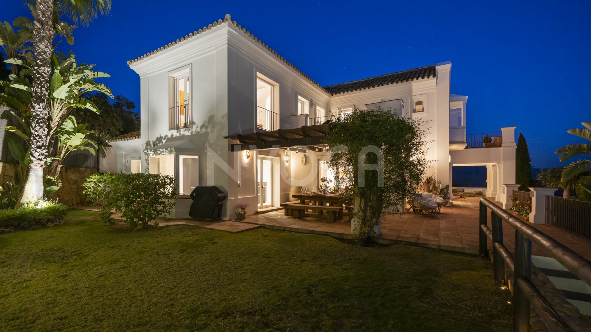 Impresionante villa con vistas al mar en Los Altos de Los Monteros, Marbella Este
