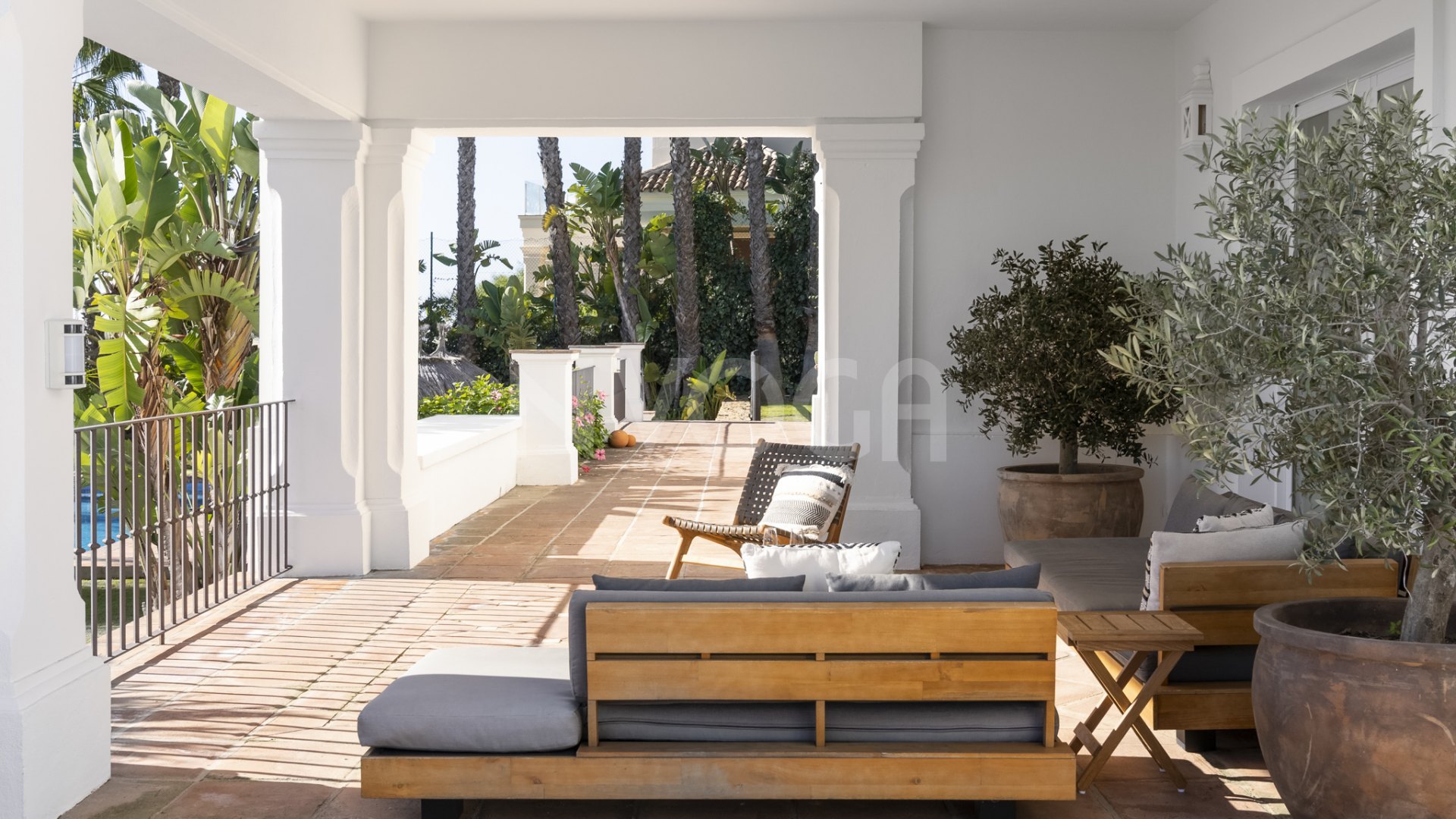Impresionante villa con vistas al mar en Los Altos de Los Monteros, Marbella Este