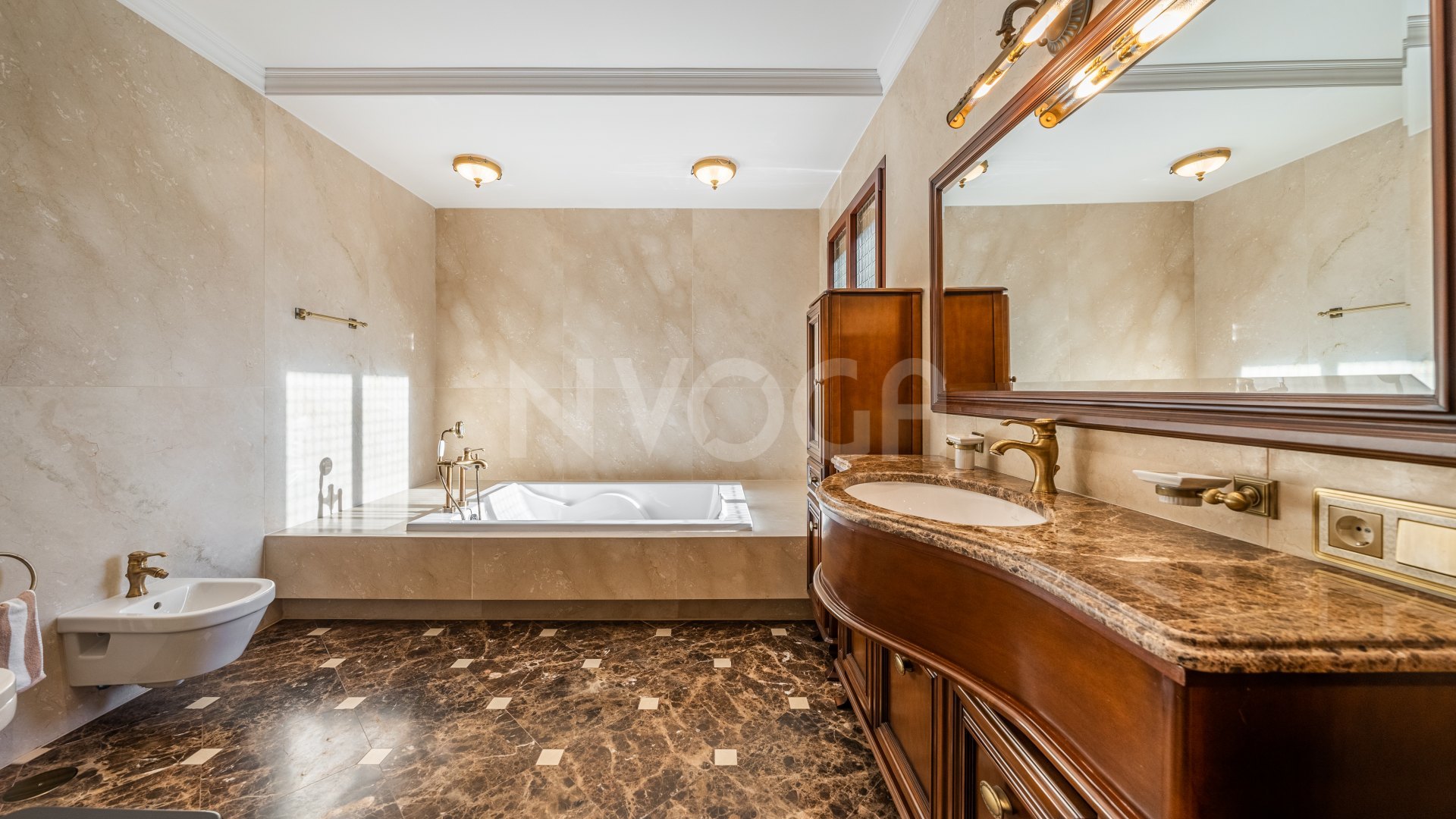 Preciosa villa de lujo con vistas panorámicas en Guadalmina Baja, San Pedro