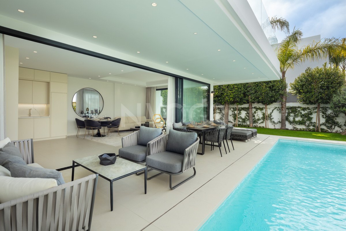 Impressive beachside villa in Rio Verde Playa, Marbella Golden Mile