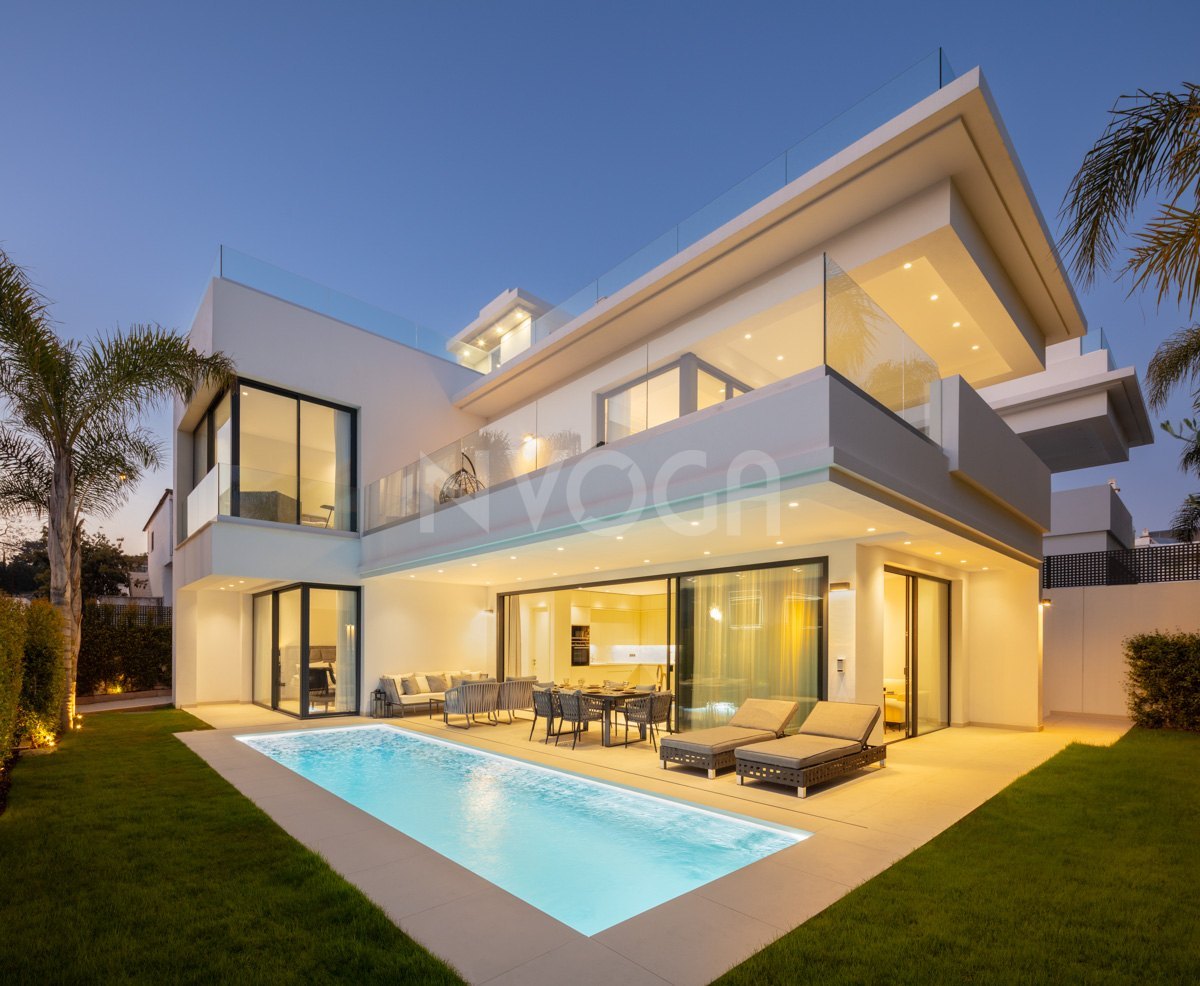 Impressive beachside villa in Rio Verde Playa, Marbella Golden Mile
