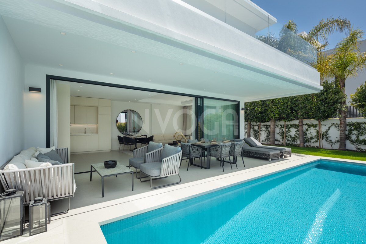 Impressive beachside villa in Rio Verde Playa, Marbella Golden Mile