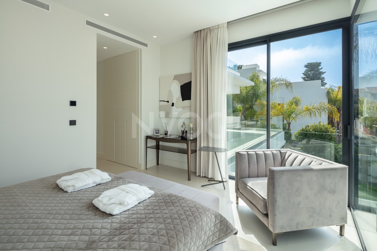 Impressive beachside villa in Rio Verde Playa, Marbella Golden Mile
