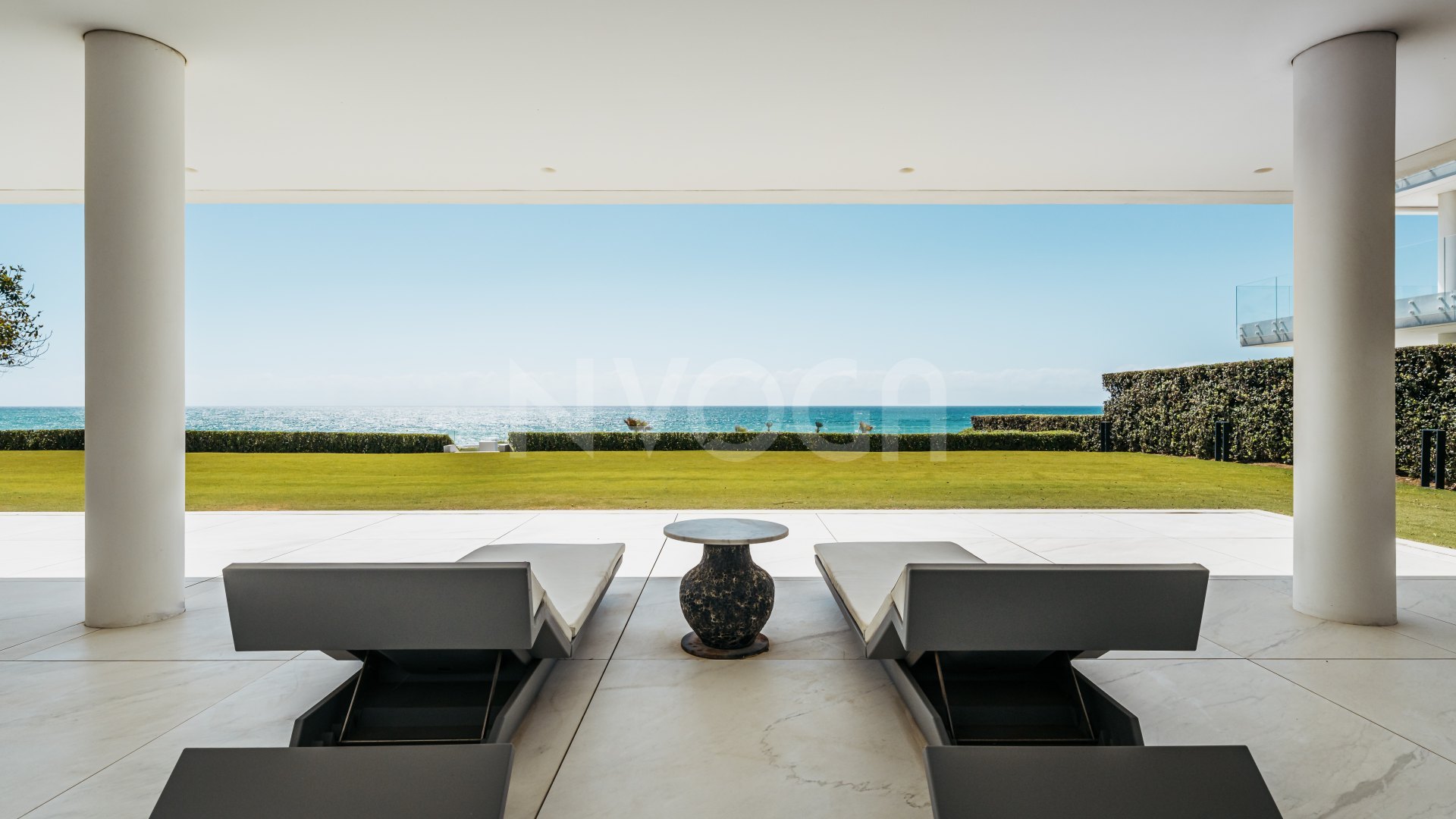 Fantastic beachfront apartment in Emare, Estepona