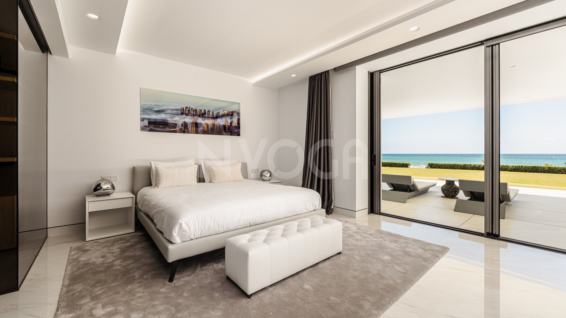 Fantastic beachfront apartment in Emare, Estepona