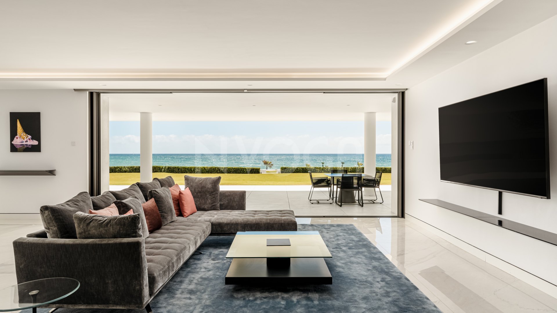 Fantastic beachfront apartment in Emare, Estepona