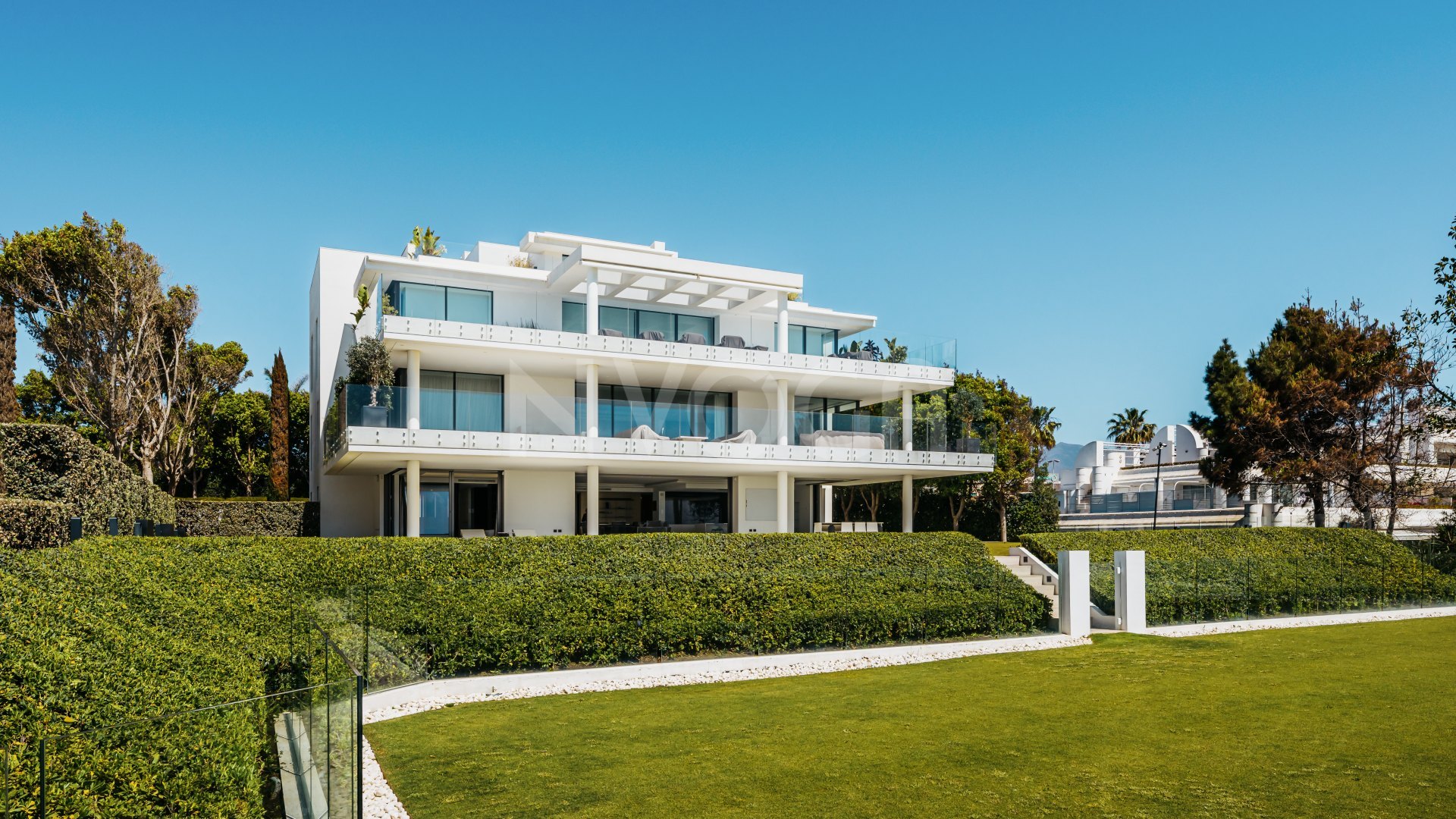 Fantastic beachfront apartment in Emare, Estepona