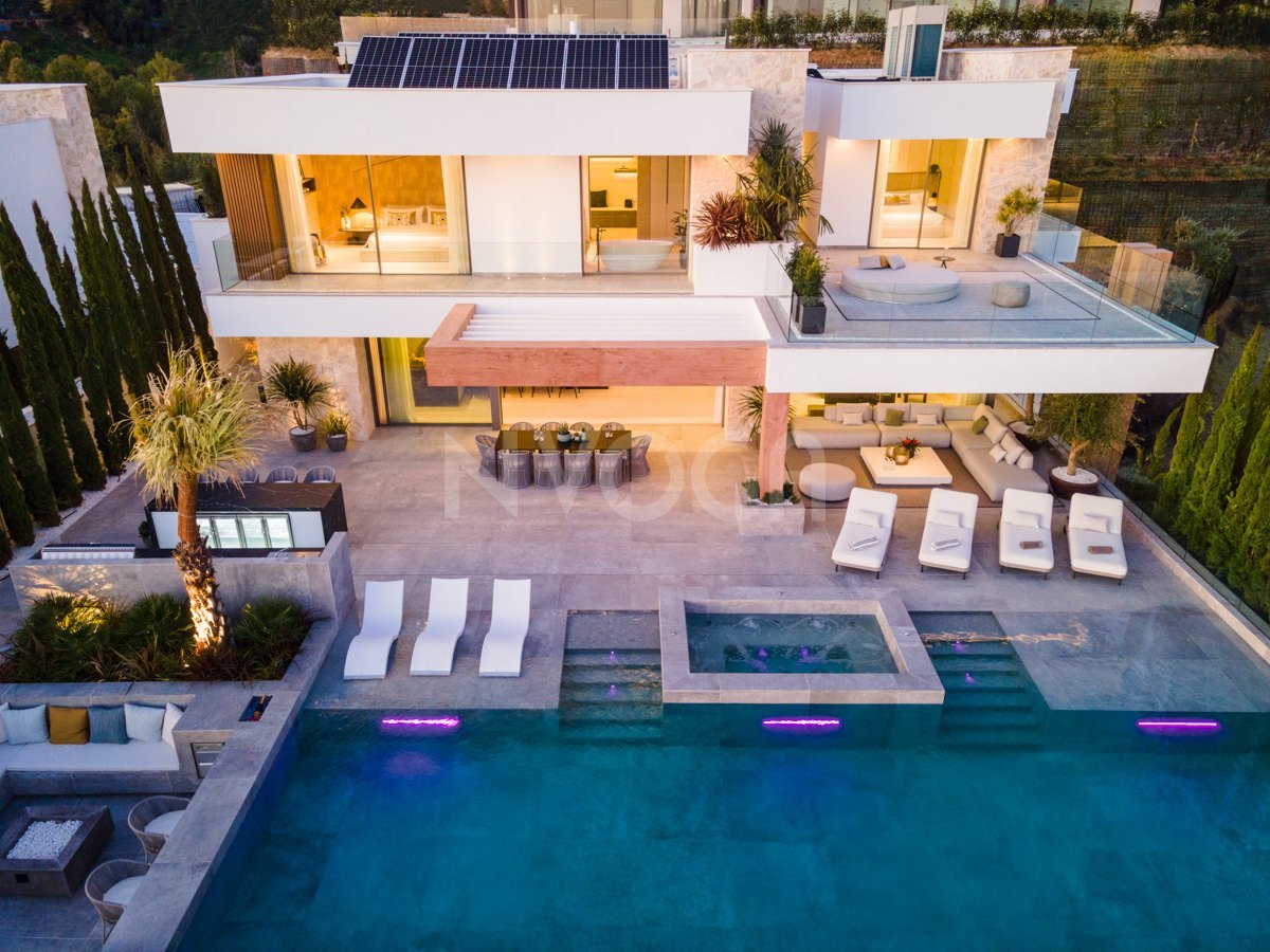 Magnificent luxury house for sale with modern design in Benahavis.