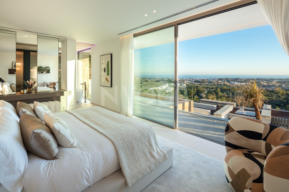 Magnificent luxury house for sale with modern design in Benahavis.