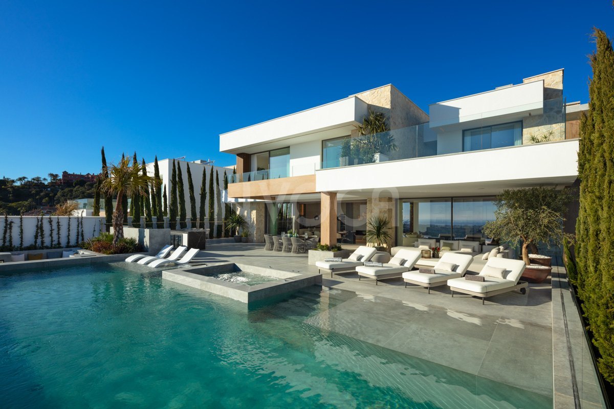 Magnificent luxury house for sale with modern design in Benahavis.