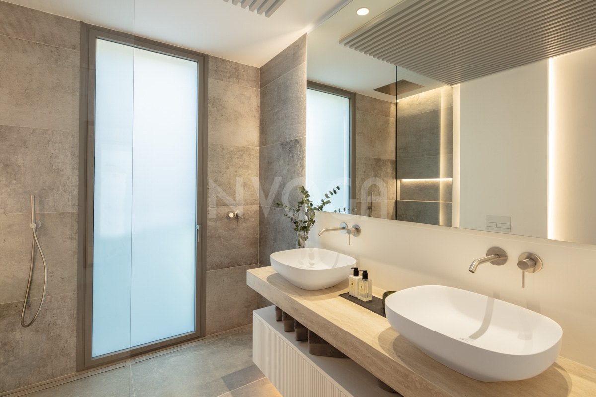 Magnificent luxury house for sale with modern design in Benahavis.