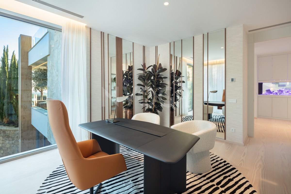 Magnificent luxury house for sale with modern design in Benahavis.