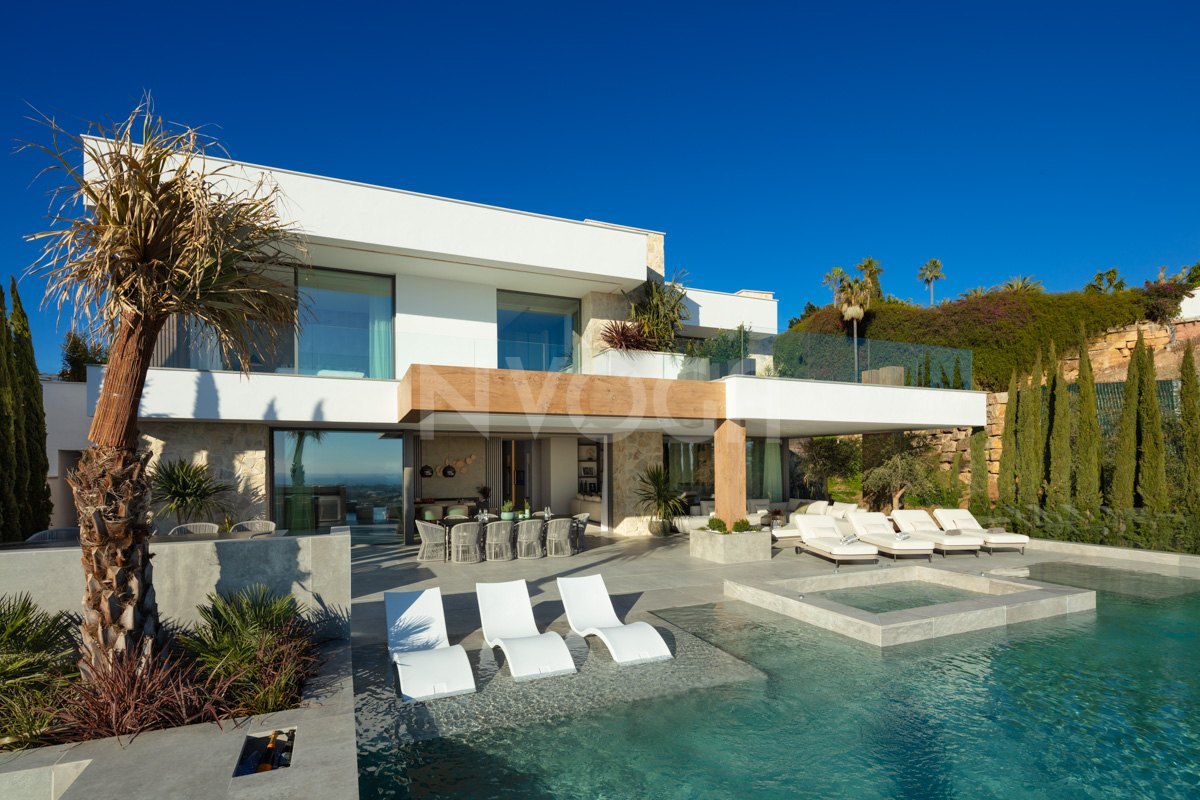 Magnificent luxury house for sale with modern design in Benahavis.