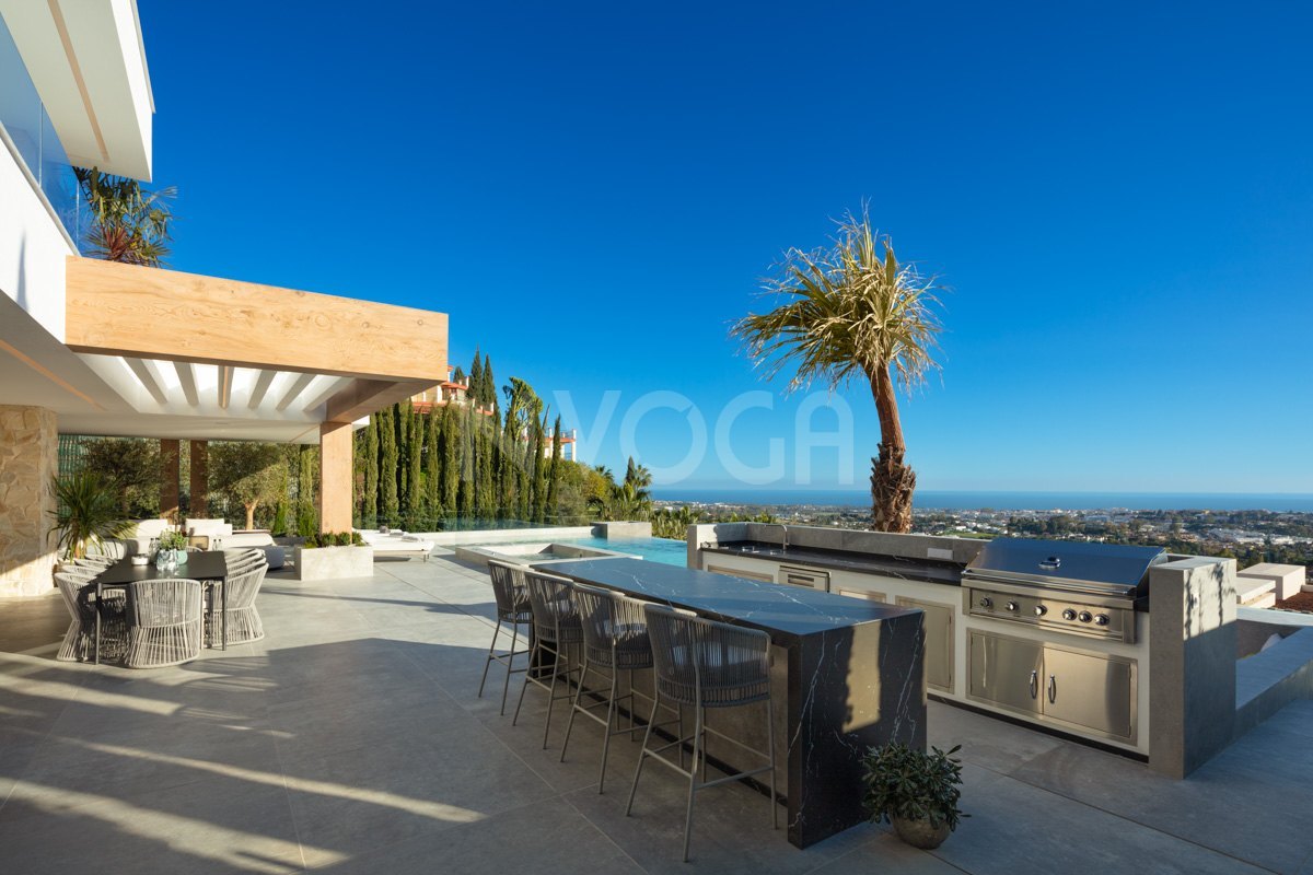 Magnificent luxury house for sale with modern design in Benahavis.