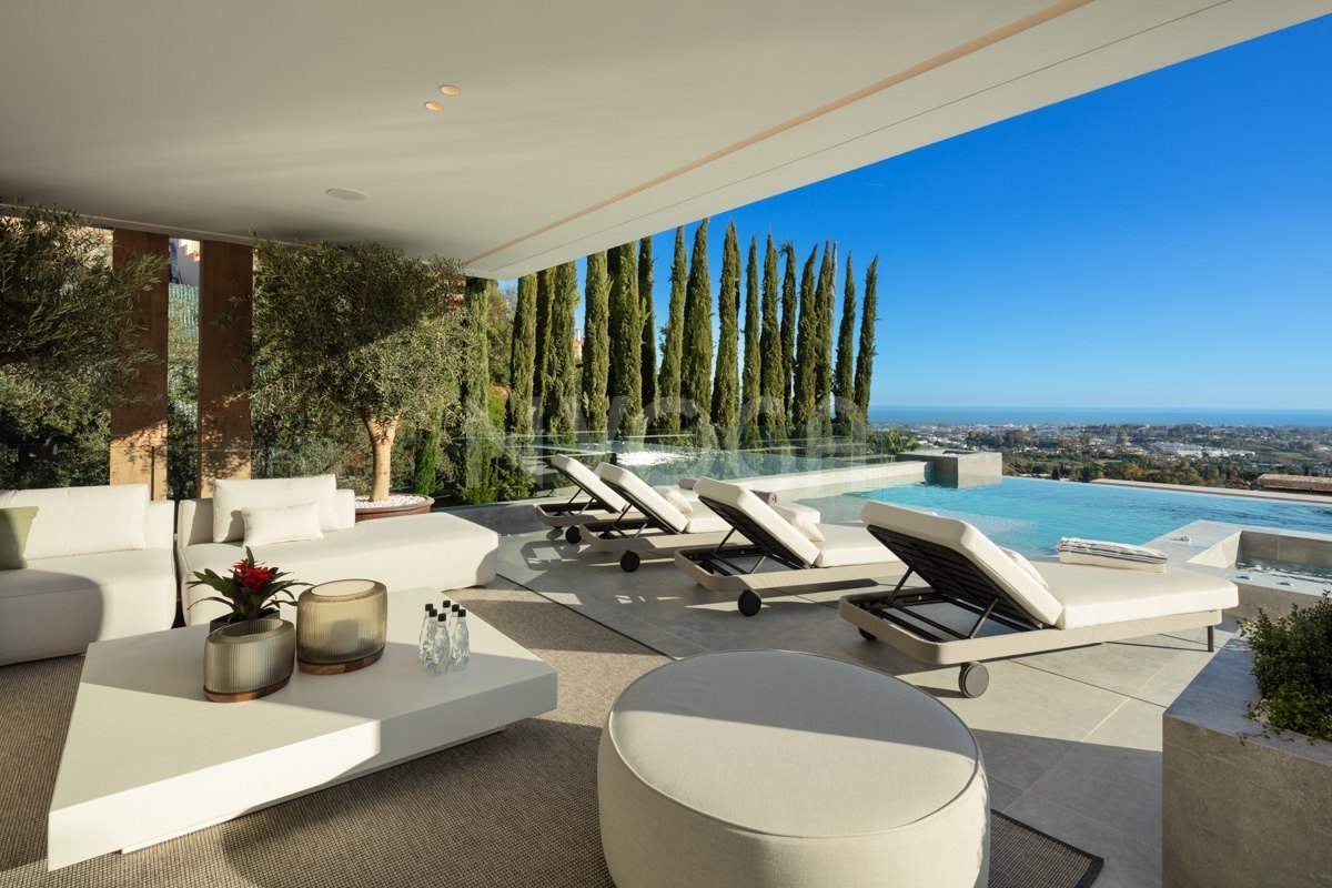 Magnificent luxury house for sale with modern design in Benahavis.