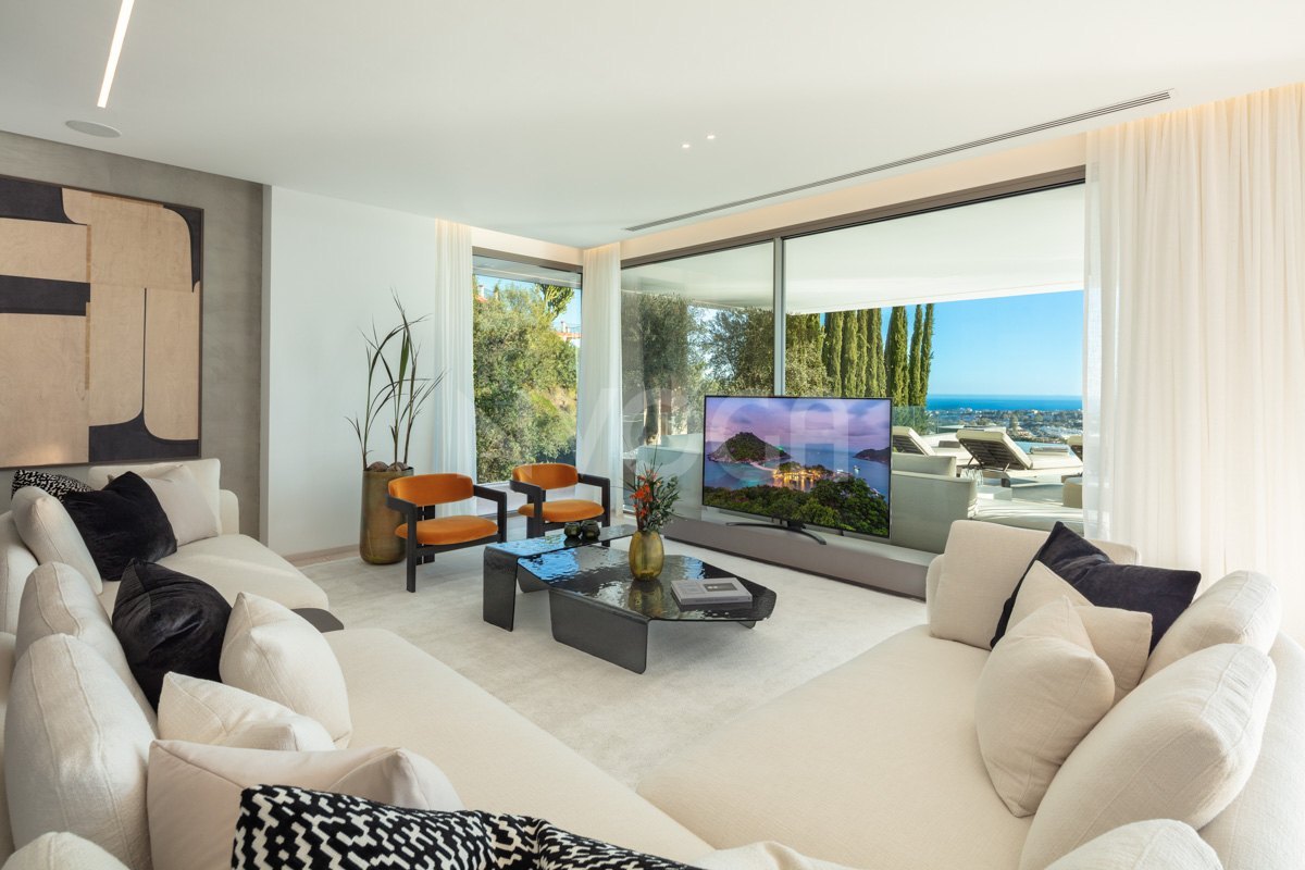 Magnificent luxury house for sale with modern design in Benahavis.