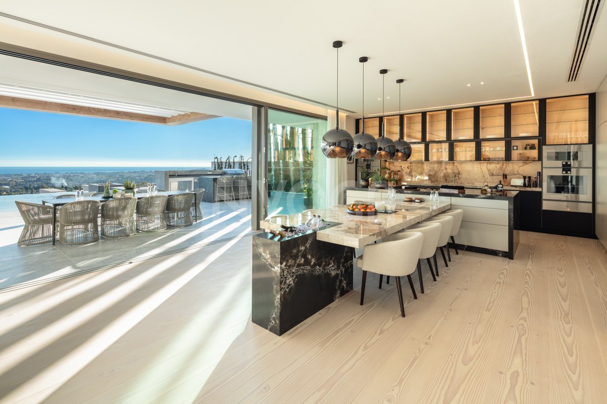Magnificent luxury house for sale with modern design in Benahavis.