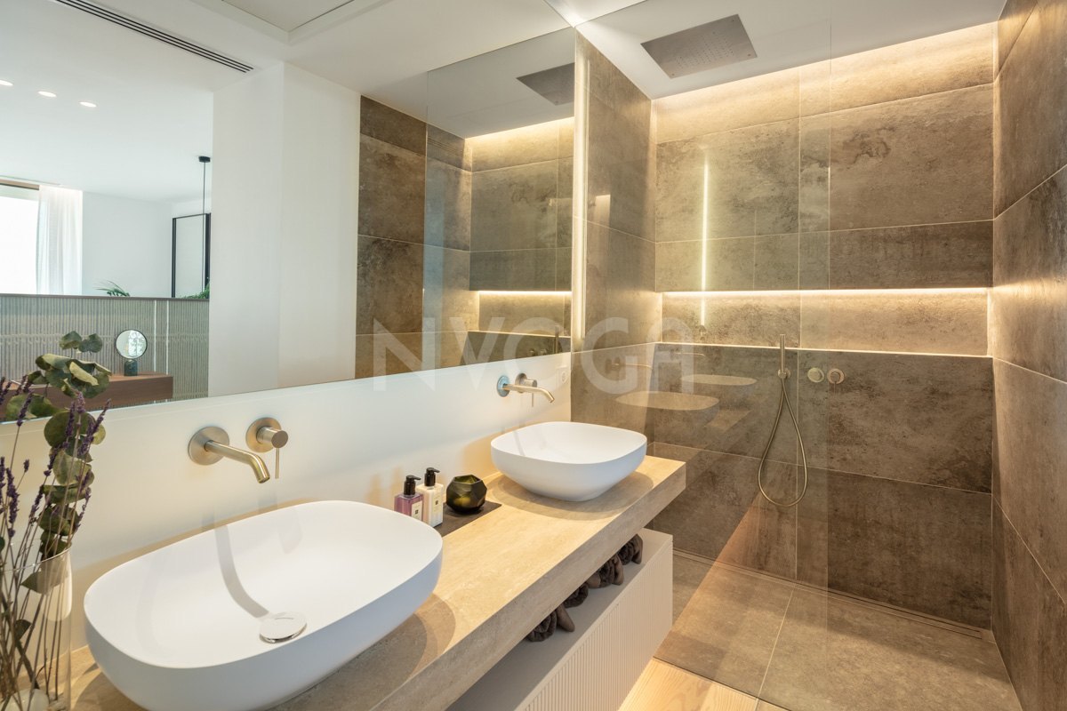 Magnificent luxury house for sale with modern design in Benahavis.