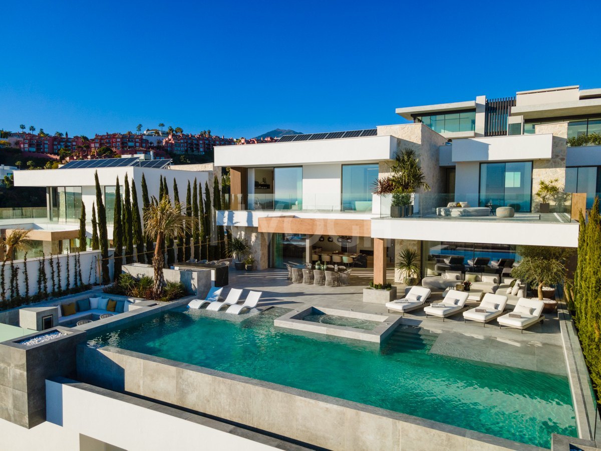 Magnificent luxury house for sale with modern design in Benahavis.