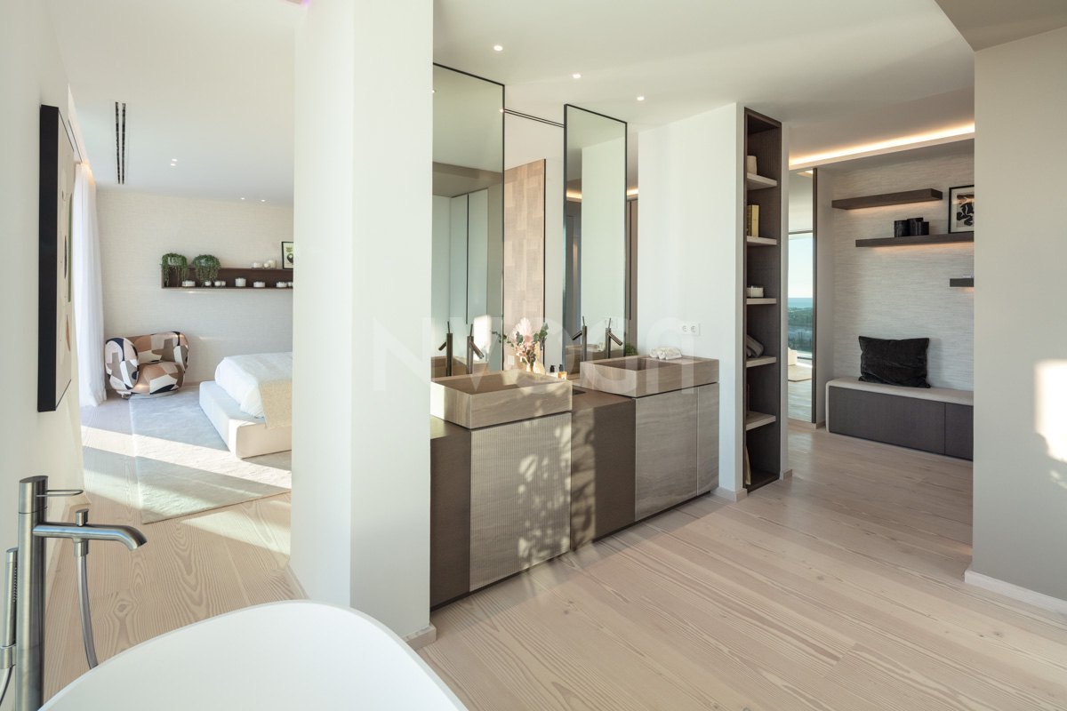 Magnificent luxury house for sale with modern design in Benahavis.