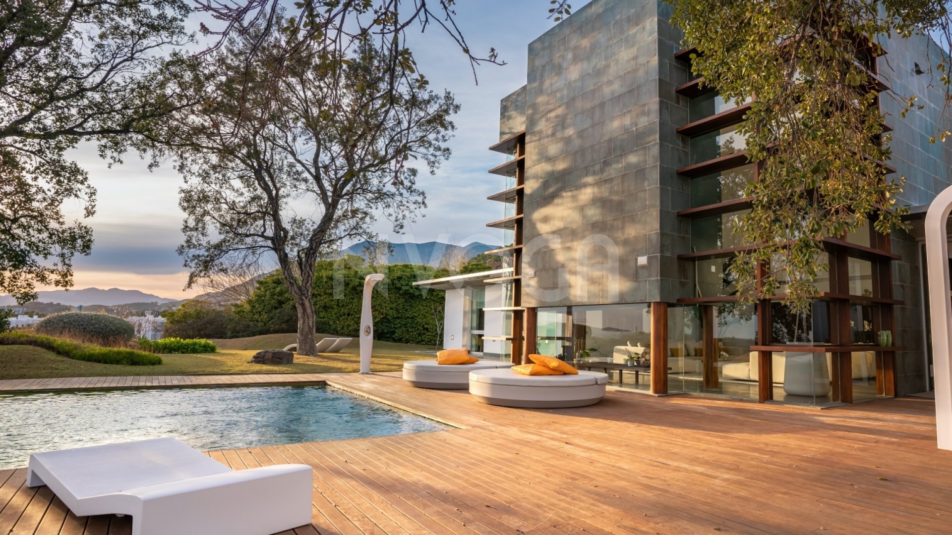Beautiful 5-bedroom villa with sea views in La Reserva del Higueron, Fuengirola