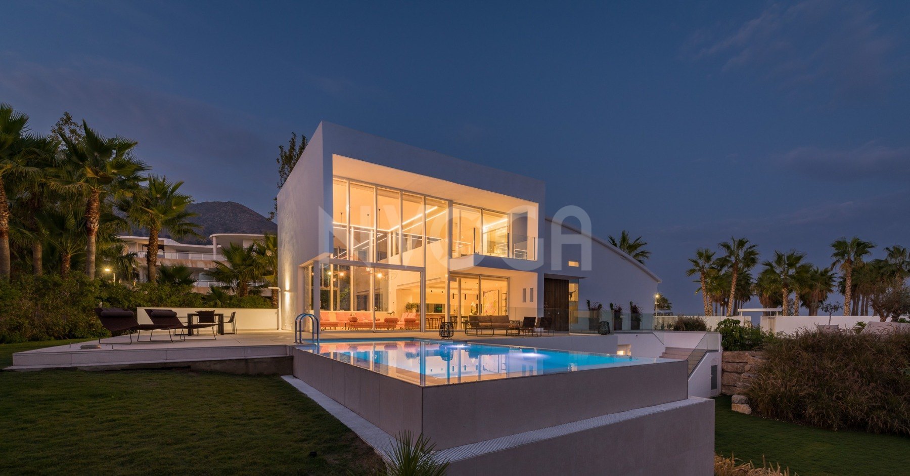 Lujosa villa de 4 habitaciones con vistas a mar en El Higuerón, Fuengirola