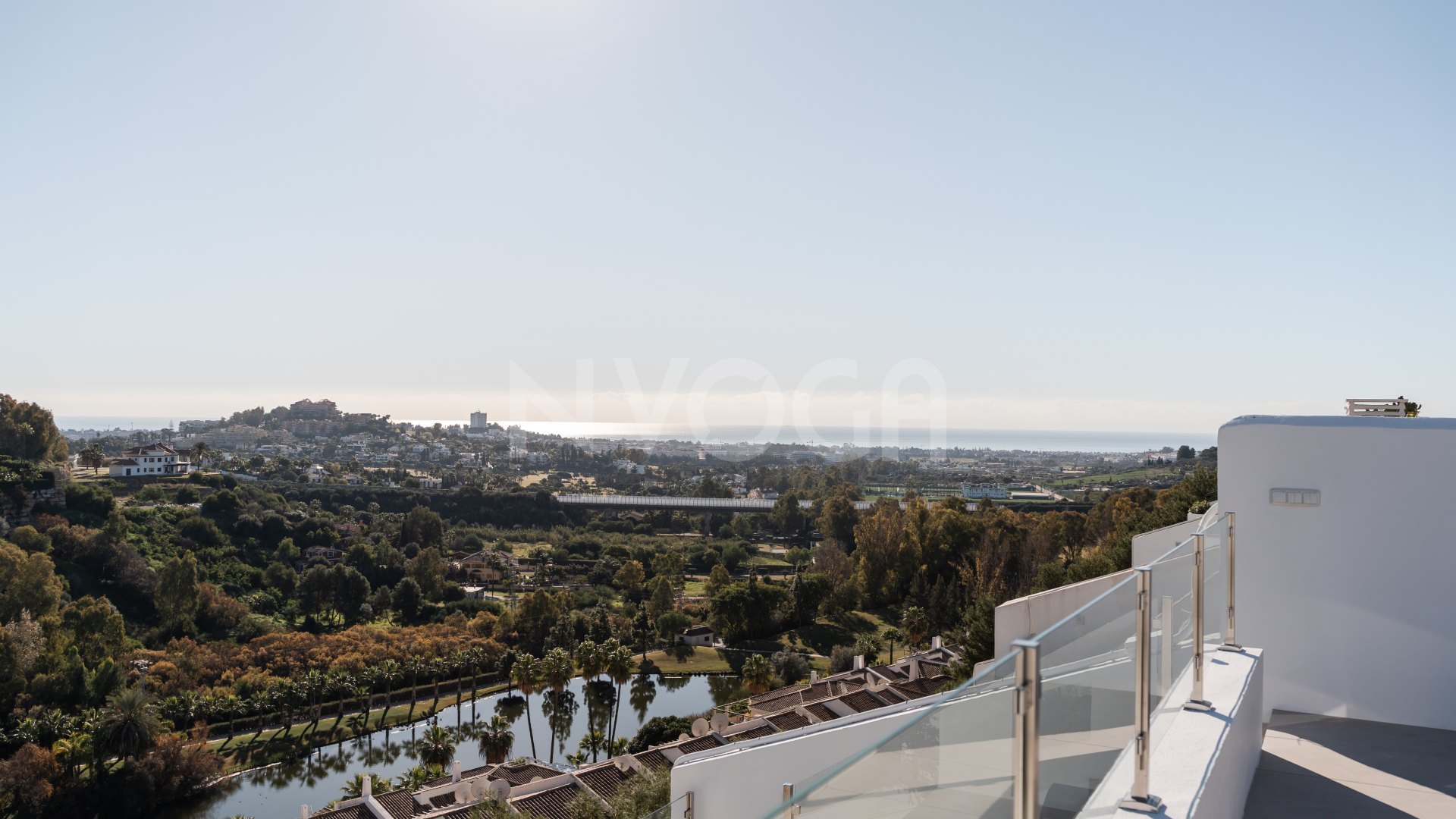 Precioso ático con vistas panorámicas al mar en La Quinta, Benahavís